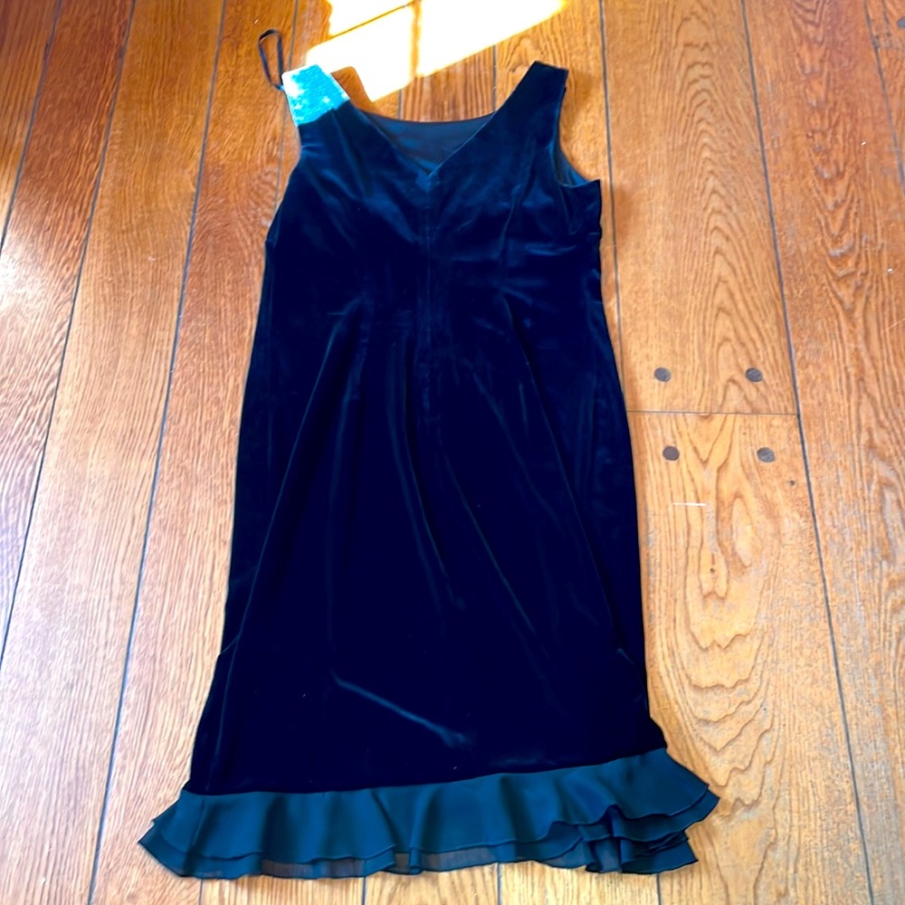 Vintage Donna Ricco sleeveless velvet black dress with ruffle hem. Size 12